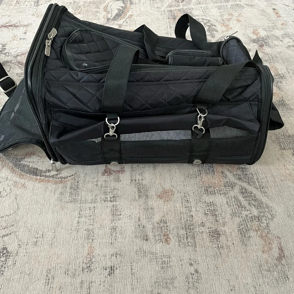 Sherpa - Original Deluxe Travel Bag Pet Carrier size medium- TSA APPROVED